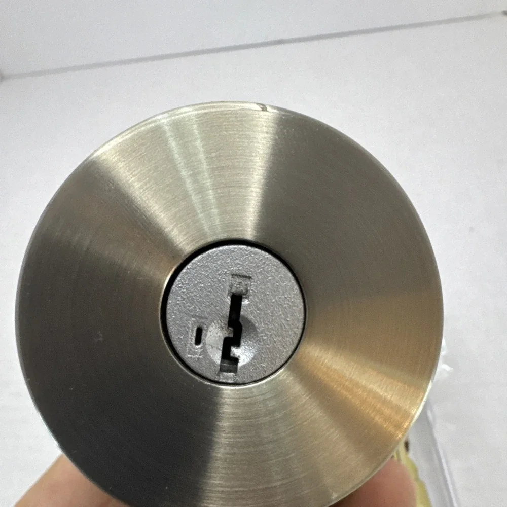 Kwikset Arroyo Entry Door Knob with‎ Lock and Key 97402-941